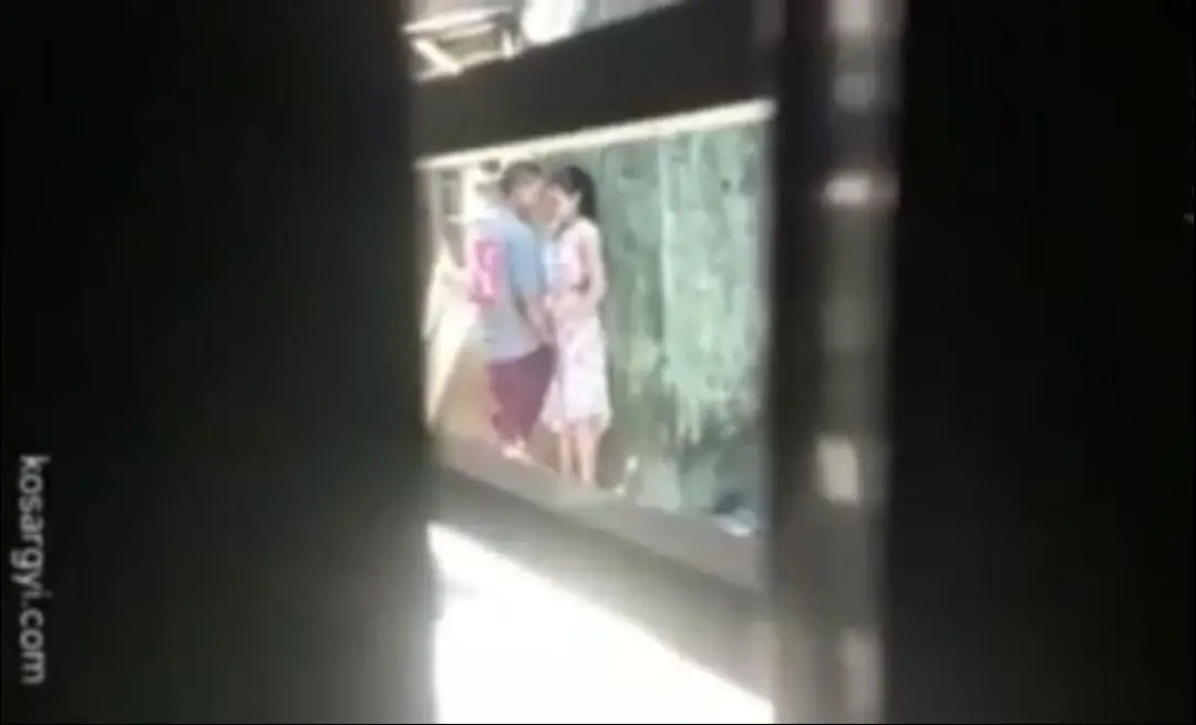 တိုက်လမ်းကြားမှာ တဏှာစိတ်ငယ်ထိပ်ရောက်နေတဲ့အတွဲ – A Couple On A Date In The Alley