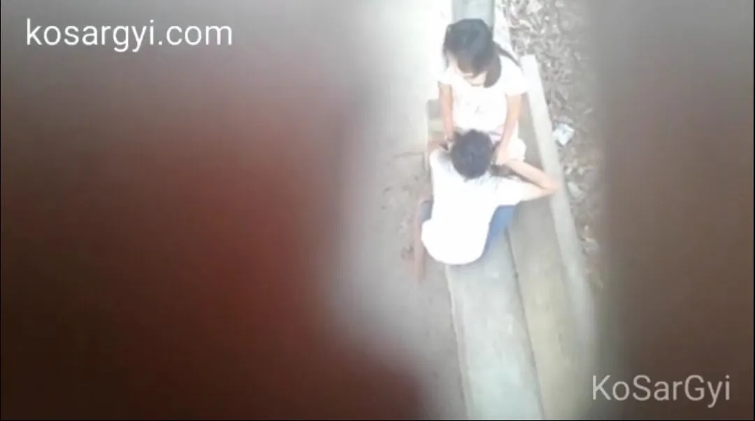 ဘဲကြီးက စမူတွေ့ရင်မှုတ်ချင်နေတာ – Pussy Eating On The Public Bench