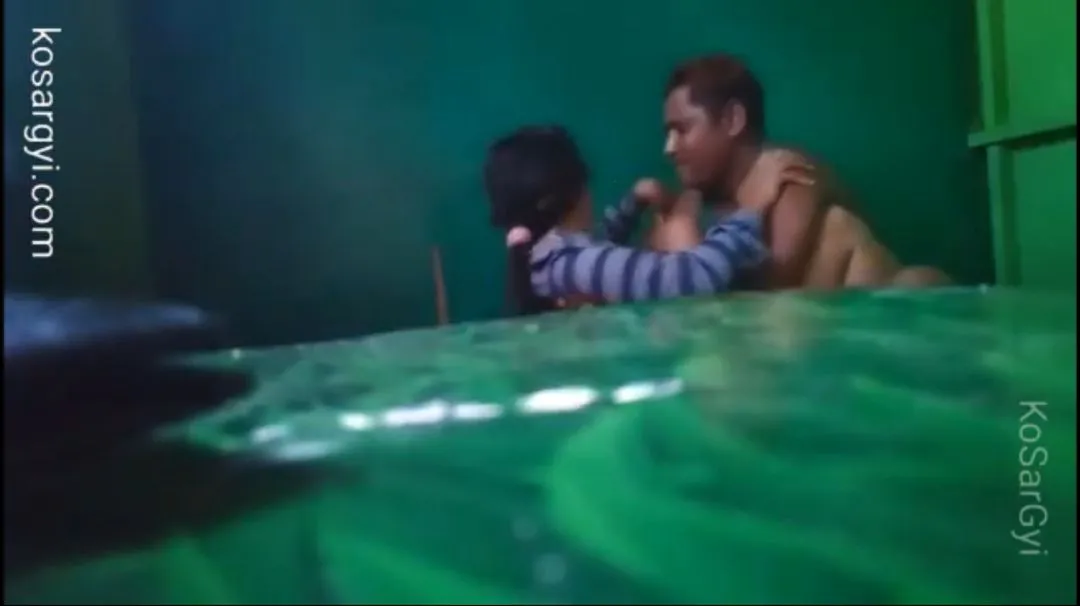 တည်းခိုခန်းက ကိုယ်တိုင်ရိုက်ဖောင်းဒိုင်း – Myanmar Old And Young Couple Sex In The Guest House