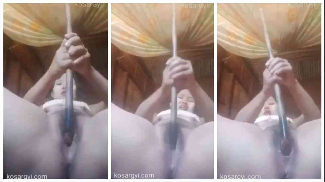 ဒုတ်ကောက်နဲ့ဆော်တဲ့ မမကြီး – Chubby Woman Masturbates With Walking Stick