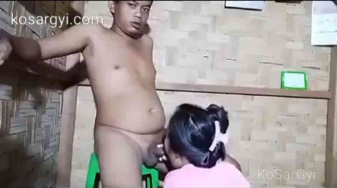 ထိုင်ခုံမှာထိုင်ပြီး ဇိမ်လေးနဲ့အမှုတ်ခံတာ – Wife Giving Blowjob To Husband Sitting On Chair