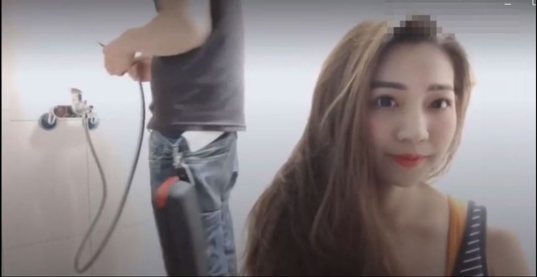 အိမ်သာထဲမှာအမုန်းဆွဲတဲ့ တရုတ်စုံတွဲ – Chinese Couple Blowjob And Standing Doggy Fucked In The Toilet