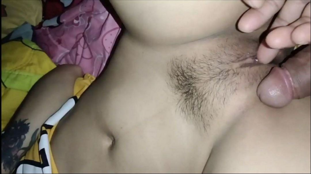 အလိုးသာခံတာ Tik Tok ကြည့်မပျက်ဘူး – Girl Gets Sex While Watching Tik Tok