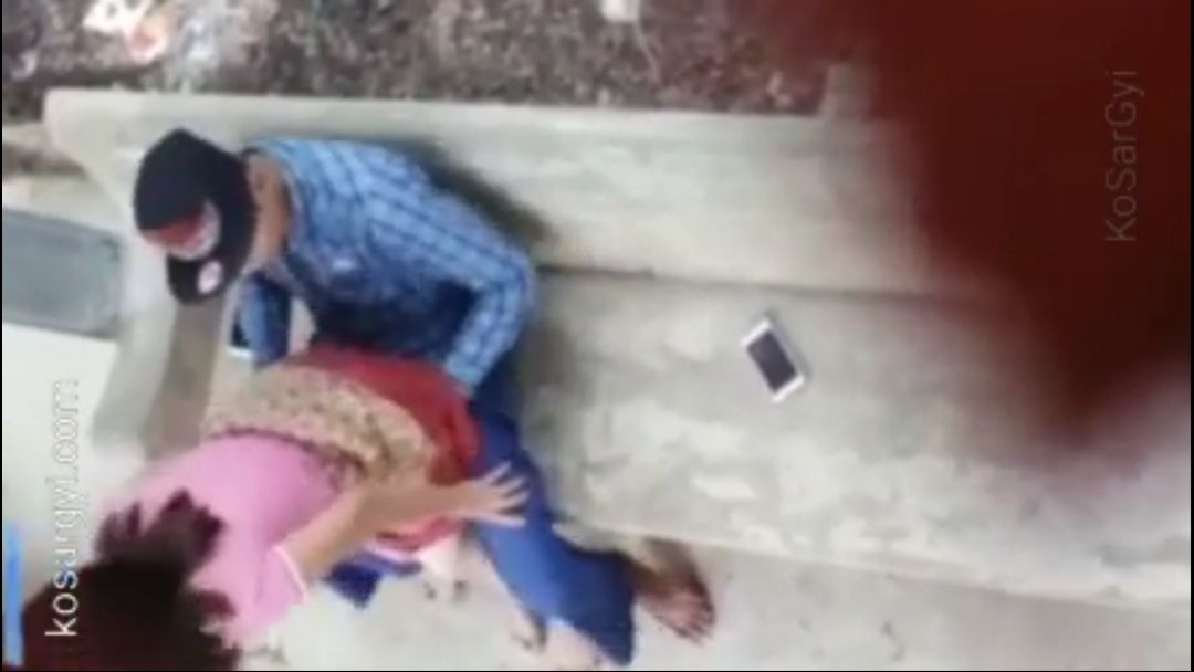 ခုံတန်းလျားလေးမှာ နောက်ပြန်ဆောင့်ပေးတဲ့စော် – Reverse Riding Public Sex On The Bench