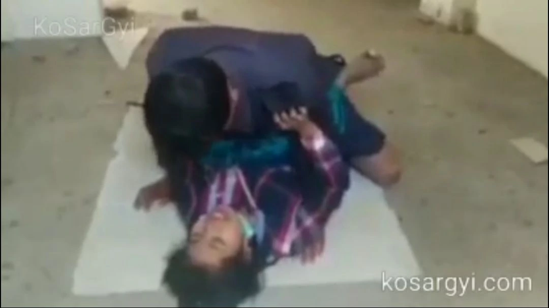 ပေါ်တင်ချောင်းရိုက်နေတာတောင် မသိရှာဘူး – Myanmar Couple Having Sex In The Old Building