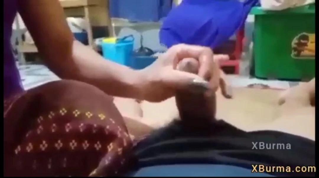 ဆေးထိုးလီးကို တံတွေးဆွတ်ဂွင်းထုပေးပြီးမှုတ်တဲ့စော် – My wife with big dick handjob and blowjob