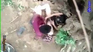 သစ်ပင်အောက်မှာဆွဲ ချောင်းရိုက်