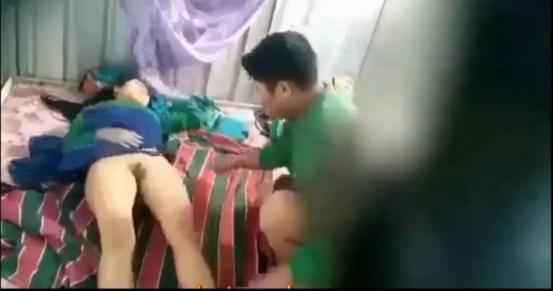 ဘေးအခန်းက လင်မယားဘုနေတုန်းခိုးရိုက် – Myanmar Couple Having Homemade Sex
