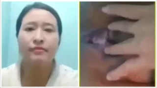အန်တီကြီးရဲ့ ပူစီ – Myanmar Old Woman Showing Pussy In The Toilet